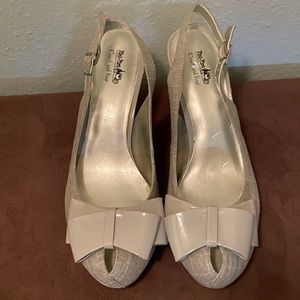 New COACH & FOUR Kaiea Bow Sling Back
Peep toe sz 8.5